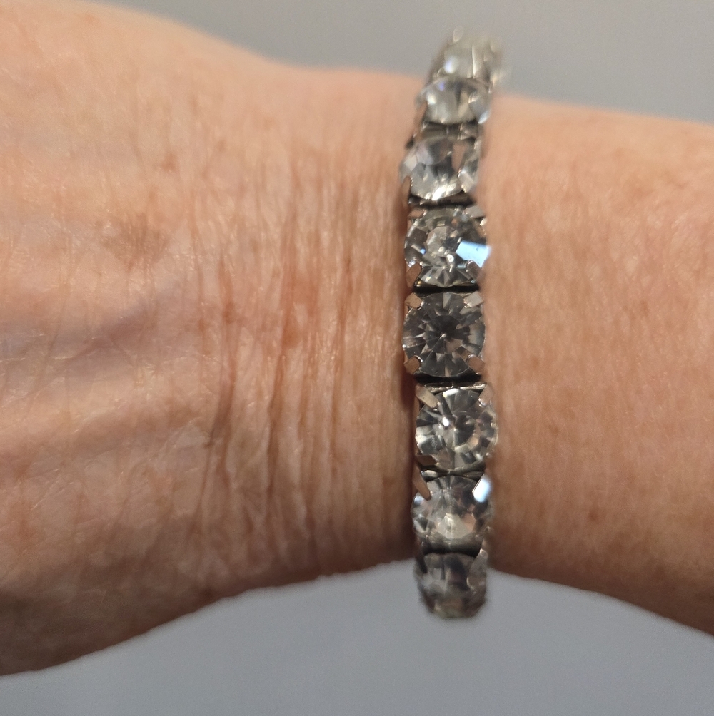 VINTAGE silvertone Stretch Crystal Bracelet